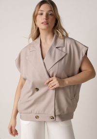 Born2be - Beżowa Garniturowa Kamizelka Oversize z Dwurzędowym Zapięciem Edriana. Okazja: na co dzień, na spotkanie biznesowe, do pracy. Kolor: beżowy. Materiał: poliester, jeans. Styl: casual, biznesowy, elegancki, klasyczny #3