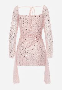 Renee - Różowa Dopasowana Sukienka VICES Zdobiona Cekinami i Wiązaniem Alethrolphi. Kolor: różowy. Wzór: aplikacja. Styl: elegancki, klasyczny #5