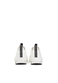 Kazar - Białe wsuwane sneakersy z tkaniny. Okazja: na co dzień. Zapięcie: bez zapięcia. Kolor: biały. Materiał: tkanina. Szerokość cholewki: normalna. Wzór: aplikacja, ze splotem #3