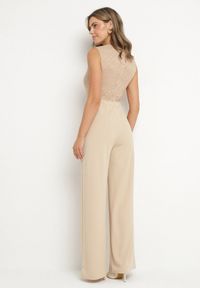 Born2be - Jasnobeżowy Kombinezon bez Rękawów z Metaliczną Ozdobą i Prostymi Nogawkami Karivalle. Okazja: na co dzień. Kolor: beżowy. Długość rękawa: bez rękawów. Wzór: aplikacja. Styl: casual, elegancki, klasyczny #6