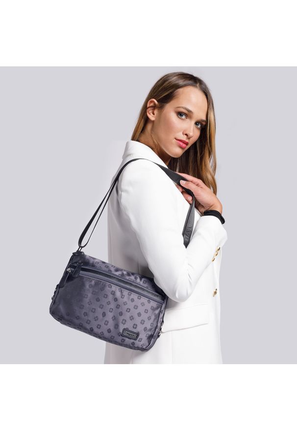 Wittchen - Damska listonoszka ze skóry i żakardu z monogramem. Kolor: szary. Materiał: skórzane. Styl: elegancki