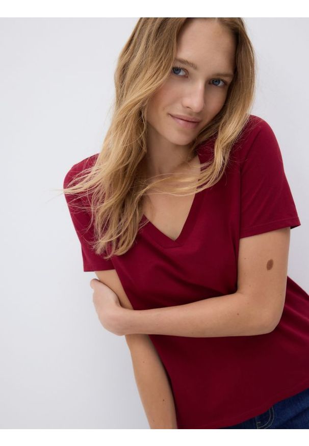 Reserved - T-shirt regular z dekoltem V - czerwony. Kolor: czerwony. Materiał: bawełna, dzianina