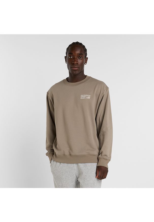 Bluza męska New Balance MT41547DOK – beżowa. Kolor: beżowy. Materiał: tkanina, bawełna, dresówka. Wzór: napisy