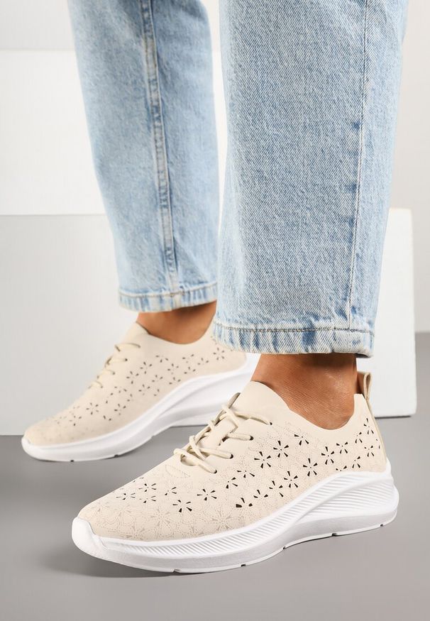 Born2be - Beżowe Sneakersy Ozdobione Ażurową Cholewką Eradriella. Okazja: na spacer, na co dzień. Kolor: beżowy. Szerokość cholewki: normalna. Wzór: aplikacja, ażurowy. Sezon: lato. Sport: turystyka piesza