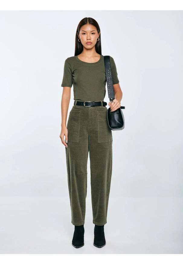 Big-Star - Koszulka damska w prążek khaki Asterca 303. Kolor: zielony. Materiał: jeans, prążkowany, dzianina. Wzór: prążki. Styl: klasyczny, elegancki