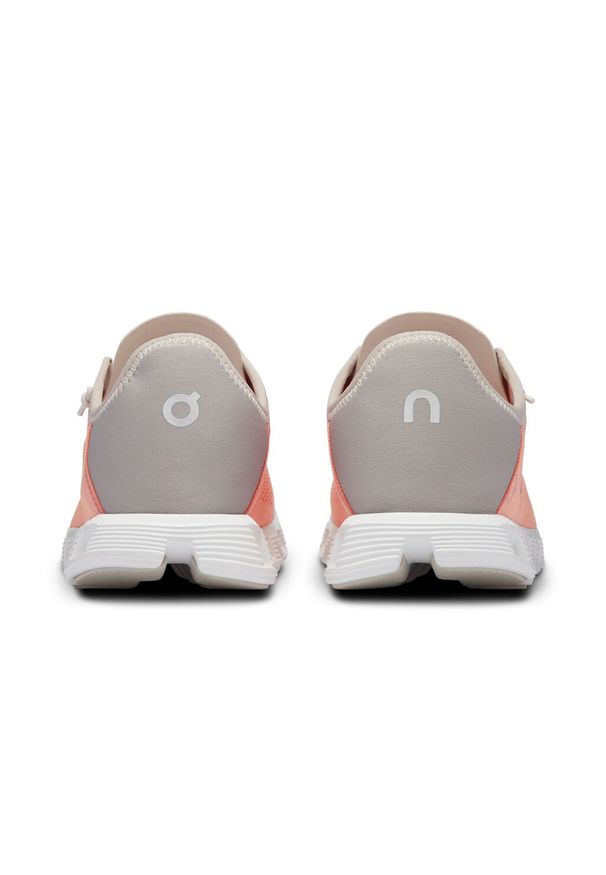 On - Sneakersy damskie ON CLOUD 5 Coast Flamingo | Pearl. Okazja: na co dzień, do pracy, na spacer. Kolor: pomarańczowy. Sport: turystyka piesza
