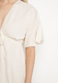 Born2be - Beżowa Nietoperzowa Sukienka z Wiskozą o Rozkloszowanym Kroju z Falbanką Tullimi. Okazja: na co dzień. Typ kołnierza: dekolt w kształcie V. Kolor: beżowy. Materiał: wiskoza. Styl: casual, elegancki #5