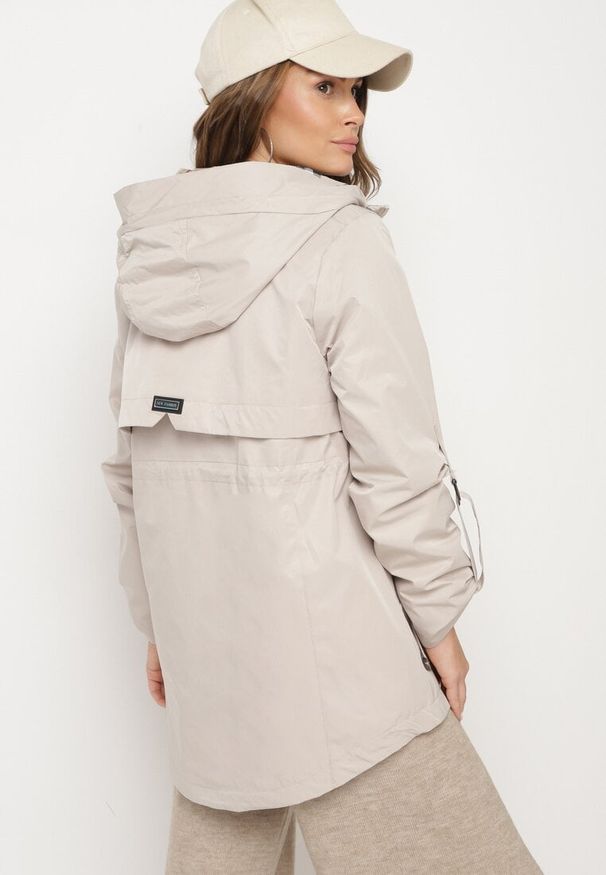 Born2be - Jasnobeżowa Kurtka Parka z Kapturem i Kieszeniami z Możliwością Ściągnięcia w Talii Kailisse. Typ kołnierza: kaptur. Kolor: beżowy. Materiał: tkanina