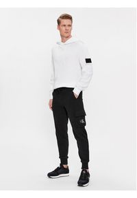 Calvin Klein Jeans Spodnie dresowe Badge J30J324683 Czarny Regular Fit. Kolor: czarny. Materiał: bawełna