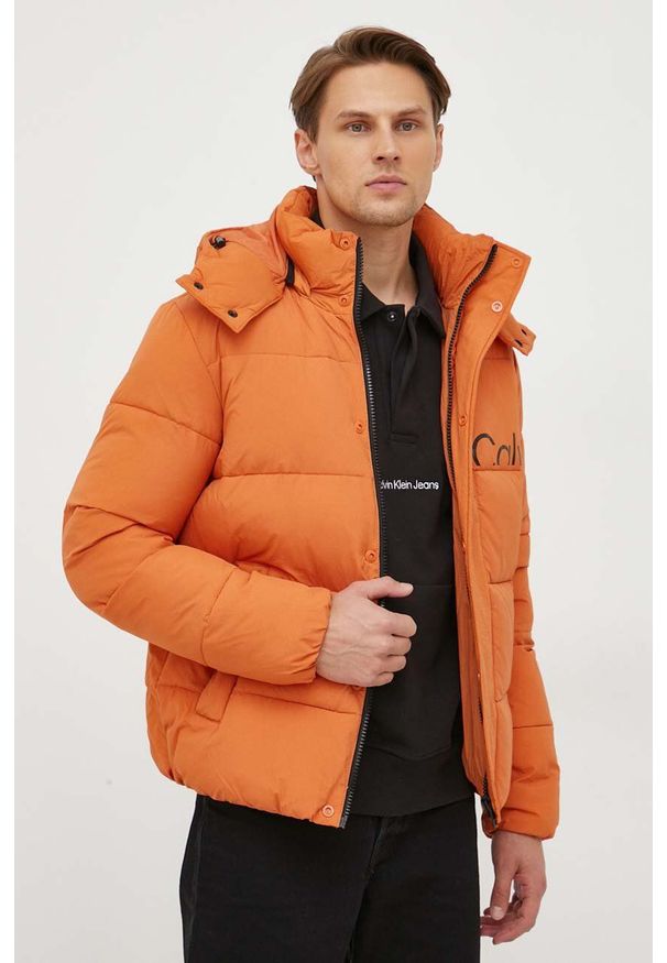 Calvin Klein Jeans kurtka męska kolor pomarańczowy zimowa. Kolor: pomarańczowy. Materiał: włókno, materiał. Wzór: nadruk. Sezon: zima