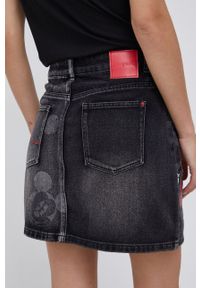Desigual - Spódnica jeansowa Mickey Mouse. Okazja: na co dzień. Kolor: szary. Materiał: jeans. Wzór: nadruk, motyw z bajki. Styl: casual #3