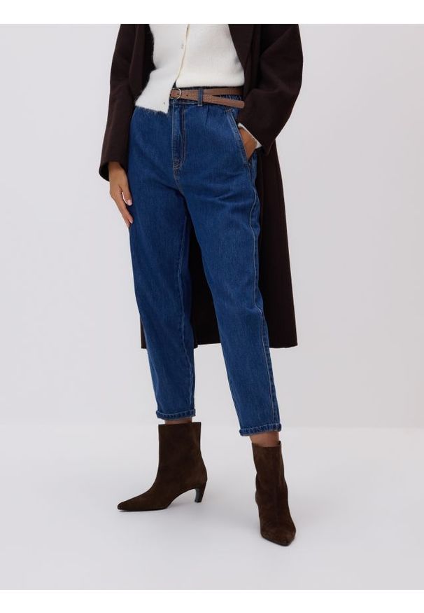 Reserved - Jeansy paperbag z paskiem - granatowy. Kolor: niebieski