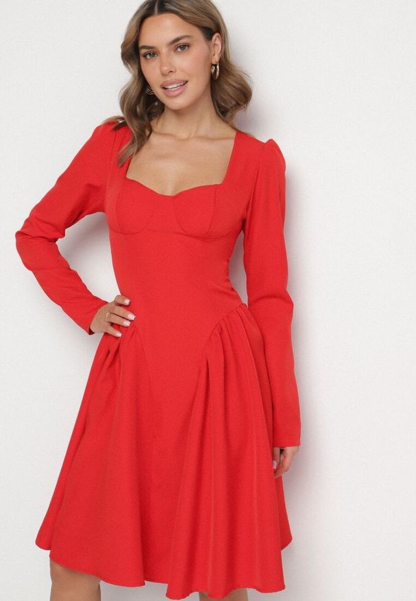 Born2be - Czerwona Rozkloszowana Sukienka z Usztywnianymi Miseczkami Tillimara. Kolor: czerwony. Typ sukienki: dopasowane