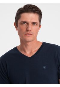 Ombre Clothing - Komplet koszulek z dekoltem V i elastanem oraz subtelnym logotypem 3-pak – mix biały/granatowy/czarny V1 - Rozmiar: S. Okazja: na co dzień. Kolor: biały. Materiał: elastan. Wzór: gładki, nadruk. Styl: klasyczny, casual #4