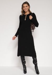 Born2be - Czarna Dopasowana Sukienka z Prążkowanej Dzianiny z Wiskozą z Aplikacjami Tusmana. Kolor: czarny. Materiał: prążkowany, wiskoza, dzianina. Wzór: aplikacja. Styl: elegancki #2