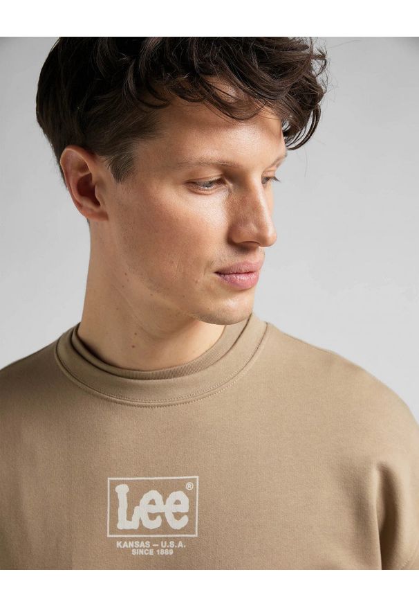 Lee - LEE LOGO LOOSE MĘSKA BLUZA KLASYCZNA NADRUK CREW CLAY L82ESP56 112145607. Wzór: nadruk. Styl: klasyczny