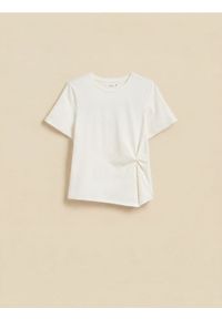 Reserved - T-shirt z ozdobnym detalem - złamana biel. Materiał: bawełna, dzianina