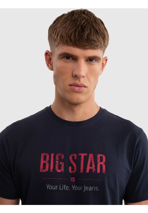 Big-Star - Koszulka męska o klasycznym kroju granatowa Bruno 403. Okazja: na co dzień. Kolor: niebieski. Materiał: jeans, denim, dzianina. Wzór: aplikacja, nadruk, napisy. Styl: klasyczny