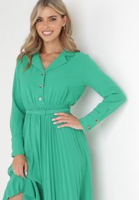 Born2be - Zielona Koszulowa Sukienka z Plisowanym Dołem i Paskiem Tesika. Kolor: zielony. Materiał: materiał. Typ sukienki: koszulowe. Styl: elegancki #5