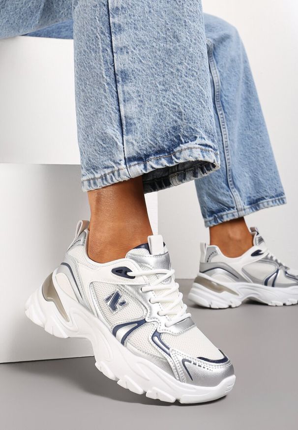 Renee - Biało-Srebrne Sznurowane Sneakersy z Ekoskóry na Grubej Podeszwie z Siateczkową Wstawką Aldaria. Nosek buta: okrągły. Zapięcie: sznurówki. Kolor: biały. Materiał: materiał. Obcas: na obcasie. Wysokość obcasa: niski