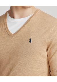 Ralph Lauren - RALPH LAUREN - Beżowy sweter w serek Slim Fit. Typ kołnierza: dekolt w serek. Kolor: beżowy. Materiał: bawełna. Długość rękawa: długi rękaw. Długość: długie. Wzór: haft #5