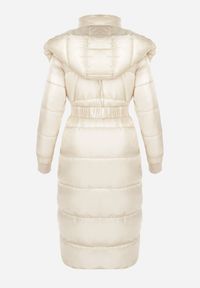 Born2be - Jasnobeżowa Kurtka Pikowana Długa Drerrigale. Kolor: beżowy. Materiał: materiał. Długość rękawa: długi rękaw. Długość: długie. Sezon: zima, jesień #6