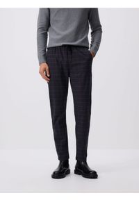 Reserved - Spodnie slim fit w kratę - granatowy. Kolor: niebieski. Materiał: wiskoza, bawełna