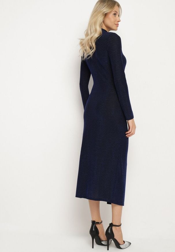 Born2be - Granatowa Dopasowana Sukienka z Wiskozą Ozdobiona Marszczeniem i Rozcięciem z Boku Lilindra. Okazja: na co dzień. Kolor: niebieski. Materiał: wiskoza. Wzór: aplikacja. Typ sukienki: dopasowane. Styl: casual