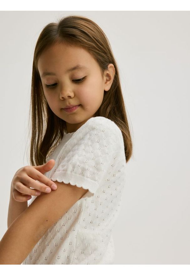 Reserved - Ażurowy sweter z krótkim rękawem - złamana biel. Materiał: dzianina, bawełna, wełna. Długość rękawa: krótki rękaw. Długość: krótkie. Wzór: ażurowy