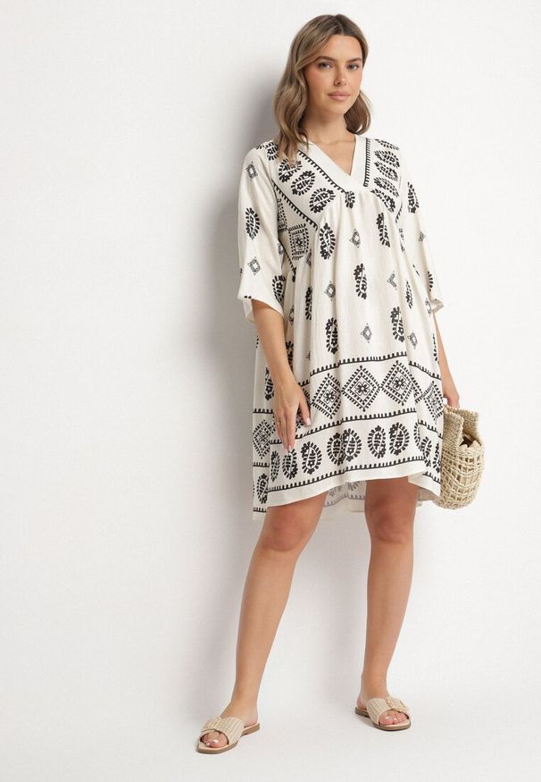 Born2be - Czarno-Biała Wiskozowa Sukienka ze Wzorem Boho Frisana. Okazja: na co dzień. Typ kołnierza: dekolt w kształcie V. Kolor: czarny. Materiał: wiskoza. Styl: boho