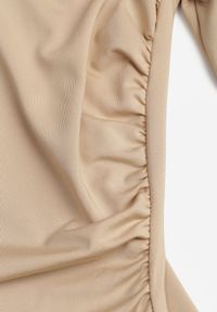 Born2be - Ciemnobeżowe Body z Marszczeniem Rafanbi. Kolor: beżowy. Długość rękawa: długi rękaw. Długość: długie. Styl: elegancki #6