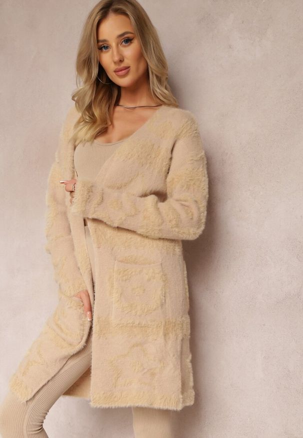 Renee - Beżowy Długi Kardigan Puszysty Aborra. Kolekcja: plus size. Kolor: beżowy. Materiał: tkanina, dzianina. Długość: długie. Wzór: aplikacja