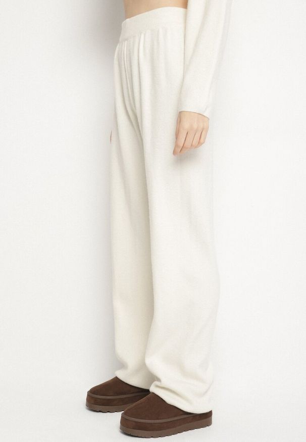 Born2be - Biały Dzianinowy Komplet z Wełną Spodnie i Sweter Tesira. Kolor: biały. Materiał: dzianina, wełna. Sport: turystyka piesza