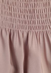 Renee - Beżowa Sukienka z Wiskozy w Stylu Hiszpanki Ozdobiona Marszczeniem Jenalena. Okazja: na co dzień. Typ kołnierza: dekolt hiszpanka. Kolor: beżowy. Materiał: wiskoza. Wzór: aplikacja. Typ sukienki: z odkrytymi ramionami. Styl: casual #4