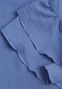 Renee - Granatowa Rozkloszowana Sukienka z Falbankami przy Rękawach Wiązana w Talii Paskiem Rissada. Okazja: na imprezę. Typ kołnierza: kołnierz z falbankami. Kolor: niebieski. Typ sukienki: rozkloszowane #2