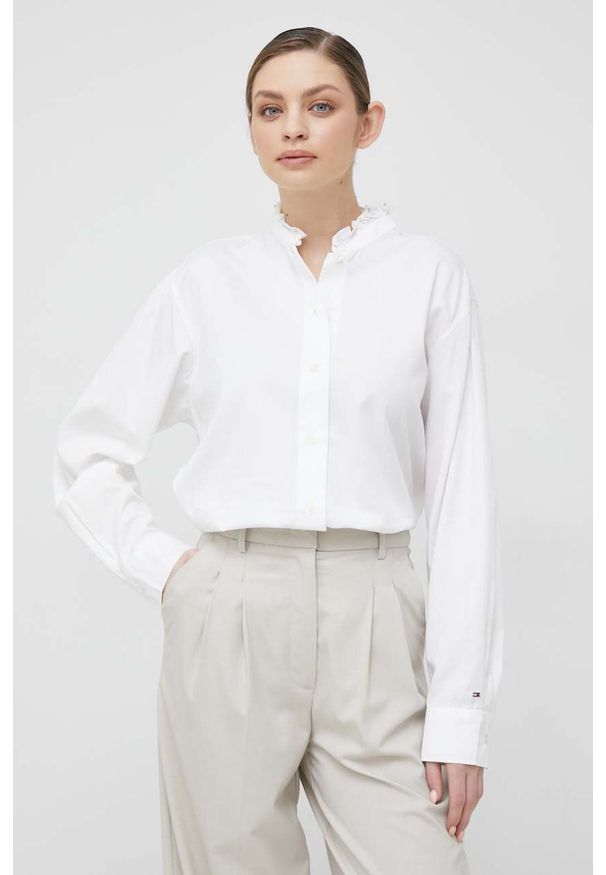 TOMMY HILFIGER - Tommy Hilfiger koszula bawełniana damska kolor biały relaxed ze stójką. Typ kołnierza: kołnierzyk stójkowy. Kolor: biały. Materiał: bawełna. Długość: długie