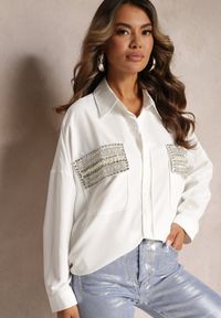 Renee - Biała Koszula Oversize z Kieszeniami w Perły i Cyrkonie Bilisse. Typ kołnierza: kołnierzyk klasyczny. Kolor: biały. Styl: klasyczny, elegancki #4