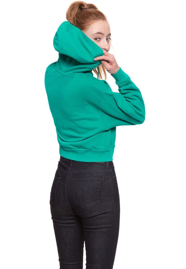 Wrangler - BLUZA WRANGLER DAMSKA CROP HOODIE SPECTRA GREEN W6068IGWB 112130417. Typ kołnierza: kaptur. Wzór: nadruk