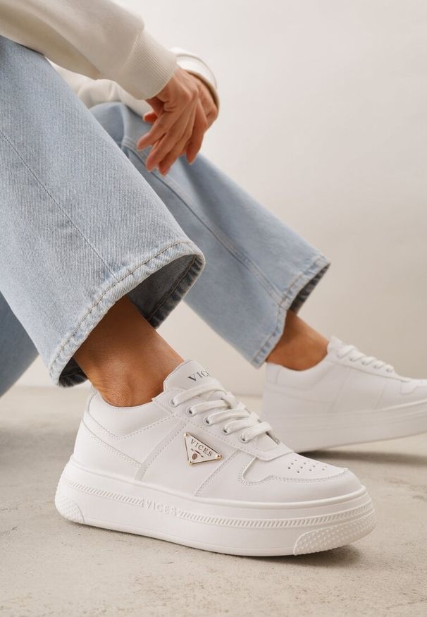 Renee - Białe Sneakersy Basic VICES na Platformie z Trójkątnym Zdobieniem Mellinata. Kolor: biały. Materiał: koronka. Wzór: aplikacja. Obcas: na platformie