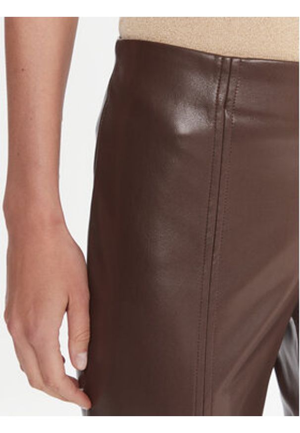 Marciano Guess Spodnie z imitacji skóry 5BGB09 7389A Brązowy Slim Fit. Kolor: brązowy. Materiał: syntetyk