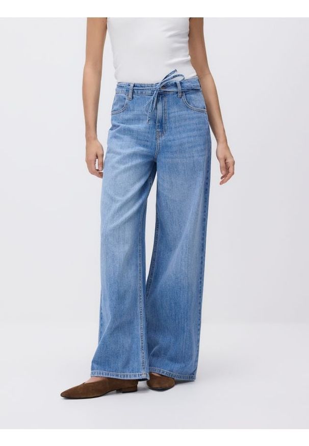 Reserved - Jeansy wide leg z wiązaniem - niebieski. Kolor: niebieski