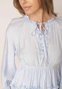 Born2be - Jasnoniebieska Wiskozowa Sukienka na Lato w Stylu Boho z Falbankami i Wiązaniem Barpea. Okazja: na spacer, na co dzień. Typ kołnierza: kołnierz z falbankami. Kolor: niebieski. Materiał: wiskoza. Sezon: lato. Styl: boho #4