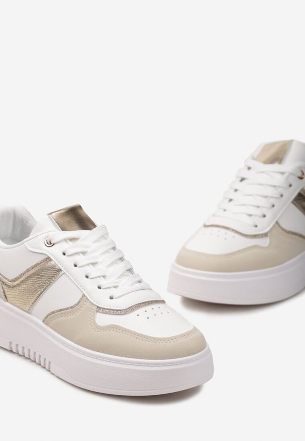 Born2be - Biało-Beżowe Sneakersy na Grubej Podeszwie z Brokatowymi Wstawkami Qmalthea. Nosek buta: okrągły. Zapięcie: sznurówki. Kolor: biały. Materiał: materiał. Obcas: na obcasie. Wysokość obcasa: niski