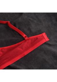 Intica - Komplet bielizny z strapsami regulowanymi Kjellaug. Kolor: czerwony. Materiał: tkanina #10