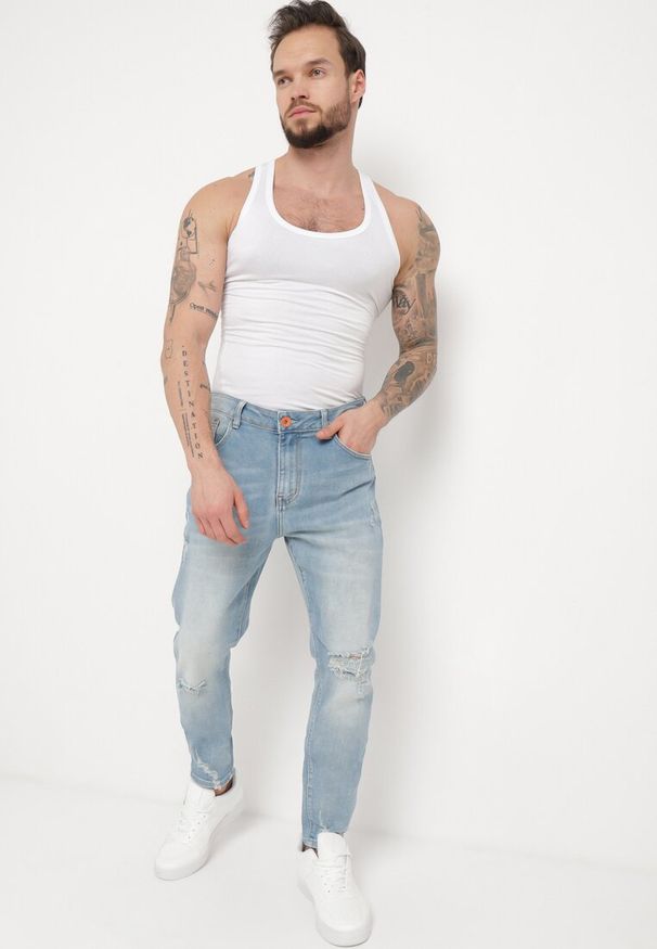 Born2be - Niebieskie Dopasowane Jeansy z Przetarciami i Regularnym Stanem Kolora. Kolor: niebieski