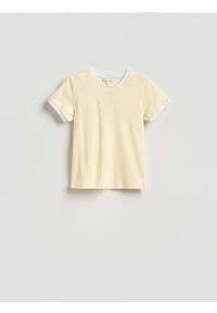 Reserved - T-shirt z kontrastową lamówką - jasnożółty. Kolor: żółty. Materiał: bawełna #1