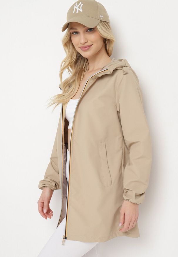 Born2be - Beżowa Kurtka Wiatrówka o Wydłużonym Fasonie z Kapturem Axerinta. Typ kołnierza: kaptur. Kolor: beżowy. Styl: klasyczny