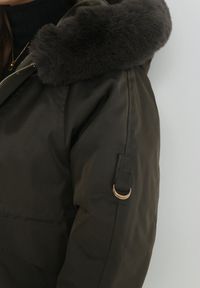 Born2be - Ciemnozielona Kurtka Nylonowa Parka z Odpinanym Futerkiem Beaten. Kolor: zielony. Materiał: nylon, futro. Wzór: paski, aplikacja #6