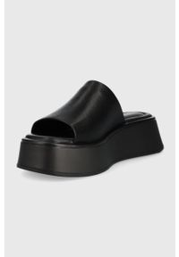 Vagabond Shoemakers klapki skórzane COURTNEY damskie kolor czarny na platformie. Kolor: czarny. Materiał: skóra. Obcas: na platformie #5