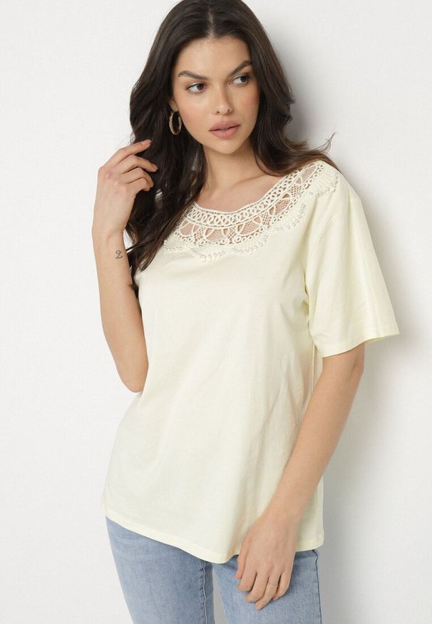 Born2be - Żółty T-shirt Oversize z Ozdobną Koronką i Perłami Elanoriel. Okazja: na co dzień. Kolor: żółty. Materiał: koronka. Wzór: koronka. Styl: casual, klasyczny